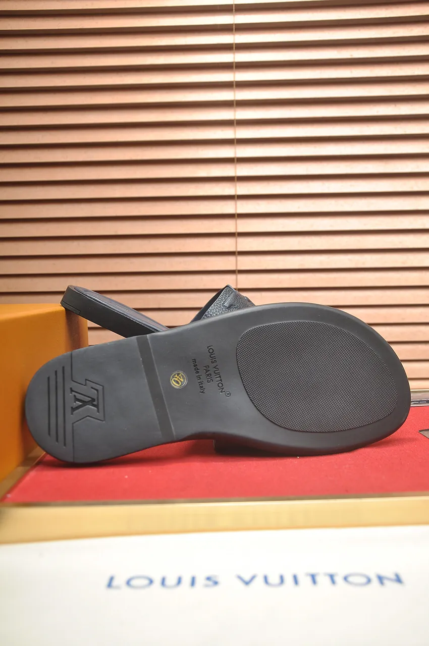Men's men's shoes 💰340💶 [Louis Vuitton LV slippers] (high-end cowhide) counter 1:1 fashion style, a must-have for summer! The designer used LV’s iconic outsole. The original simple slippers instantly become fashionable! The upper is made of flexible special cowhide leather straps alternately, and the workmanship is exquisite! A must-have for stylish men in summer, size 38-46 (45 46 customized)